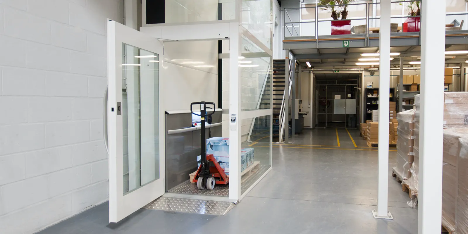 goederenlift in magazijn
