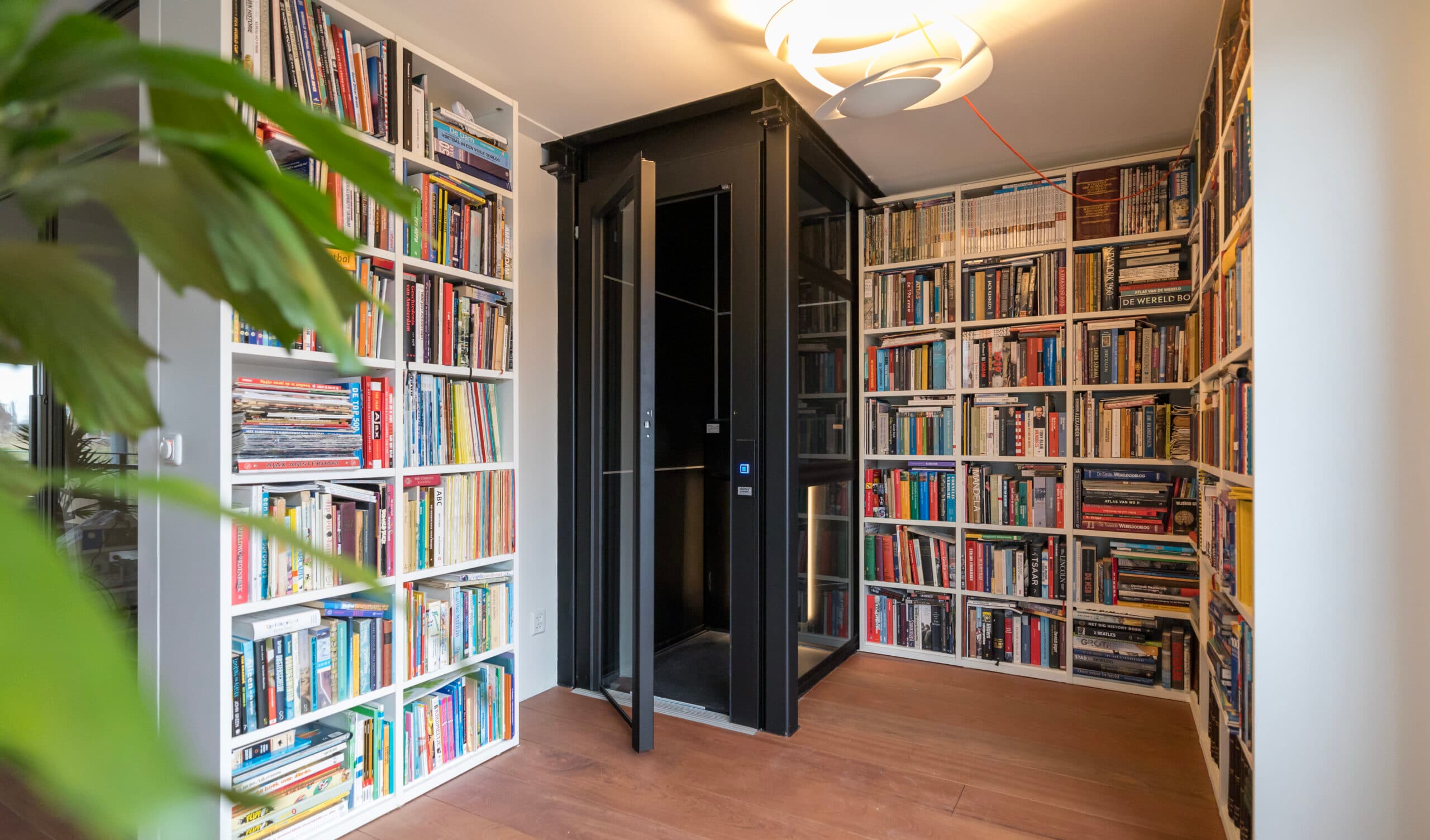 Personenlift van Aesy Liften in bibliotheek, dat is ieder gebouw toegankelijk voor iedereen,