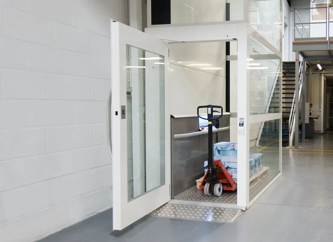 goederenlift in magazijn